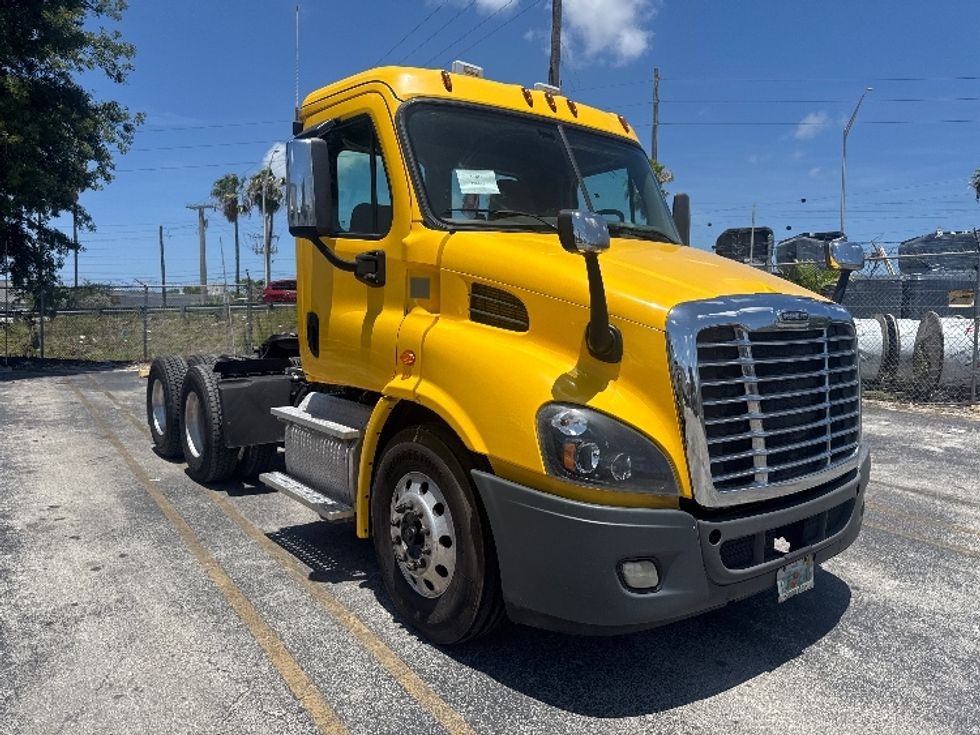 Day Cab Tractor-Heavy Duty Tractors-Freightliner-2019-Cascadia 11364ST-Medley-FL-395,804\n\t\tmiles-$ 37,250 - Image 1