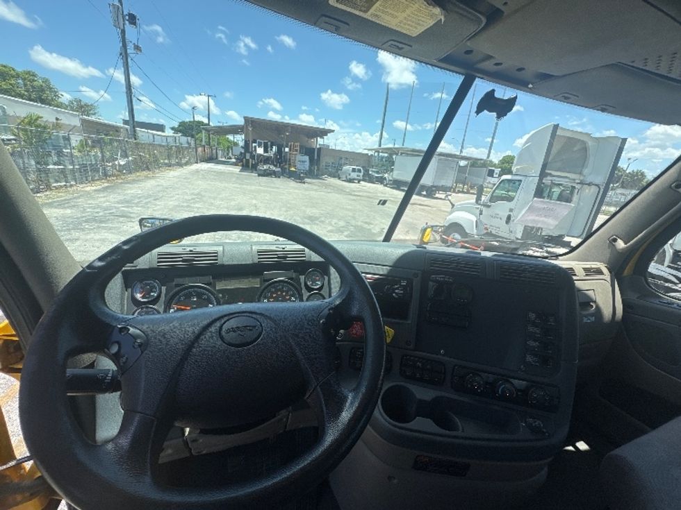 Day Cab Tractor-Heavy Duty Tractors-Freightliner-2019-Cascadia 11364ST-Medley-FL-395,804\n\t\tmiles-$ 37,250 - Image 10