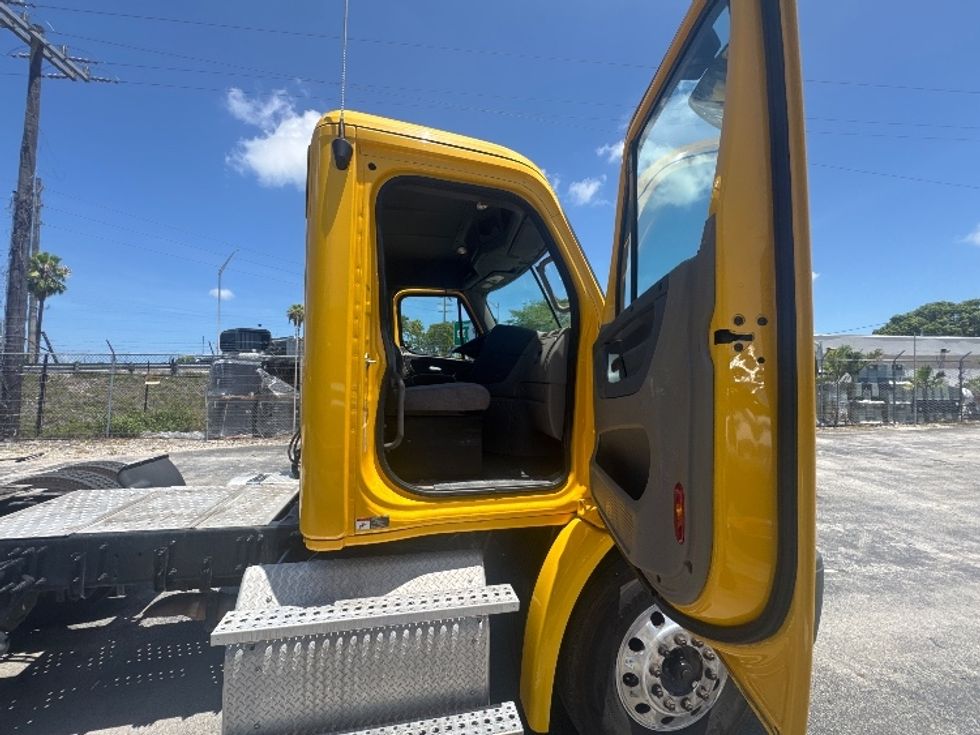 Day Cab Tractor-Heavy Duty Tractors-Freightliner-2019-Cascadia 11364ST-Medley-FL-395,804\n\t\tmiles-$ 37,250 - Image 11