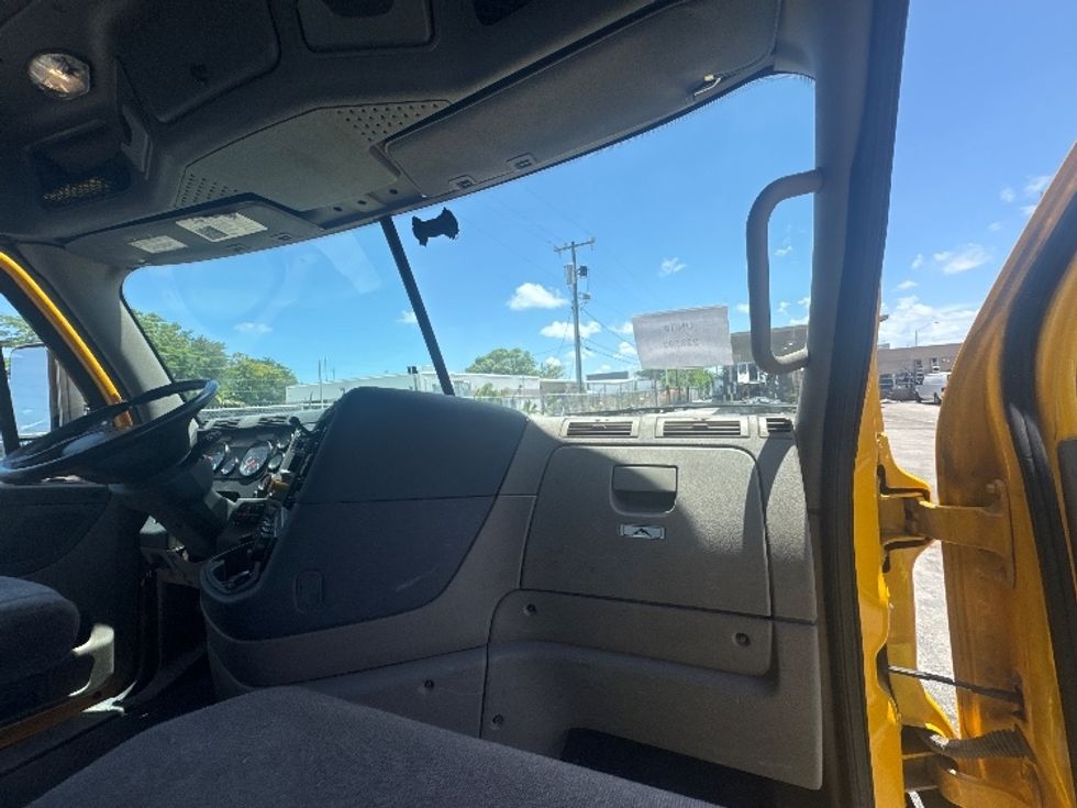 Day Cab Tractor-Heavy Duty Tractors-Freightliner-2019-Cascadia 11364ST-Medley-FL-395,804\n\t\tmiles-$ 37,250 - Image 12