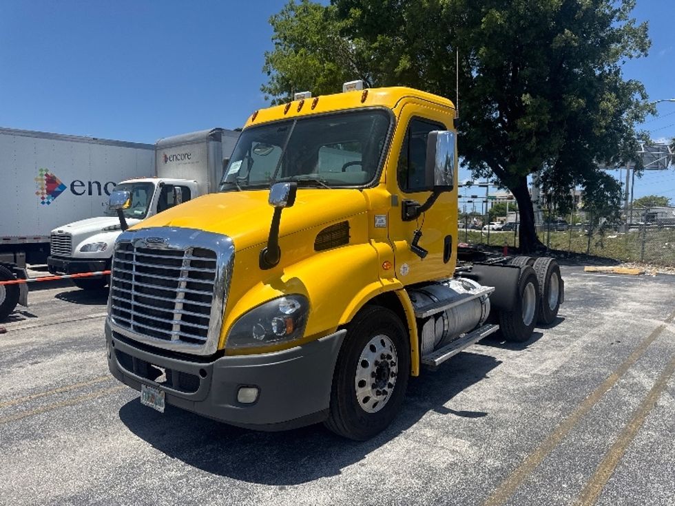 Day Cab Tractor-Heavy Duty Tractors-Freightliner-2019-Cascadia 11364ST-Medley-FL-395,804\n\t\tmiles-$ 37,250 - Image 3