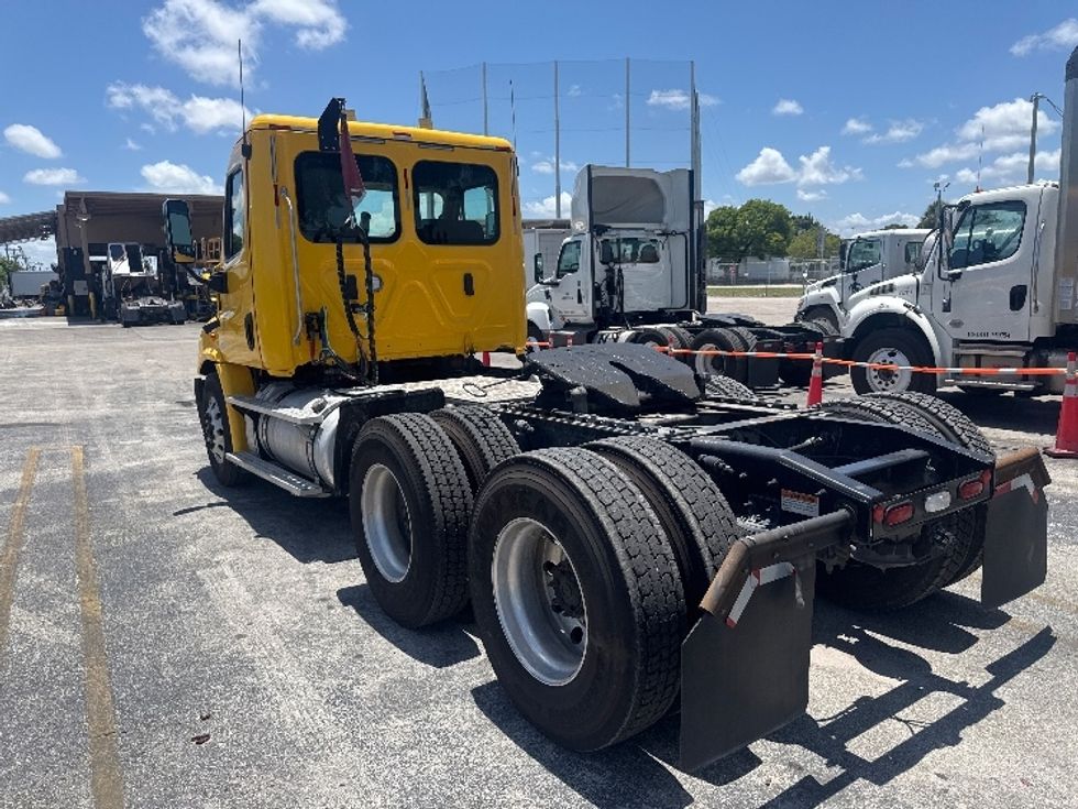 Day Cab Tractor-Heavy Duty Tractors-Freightliner-2019-Cascadia 11364ST-Medley-FL-395,804\n\t\tmiles-$ 37,250 - Image 5