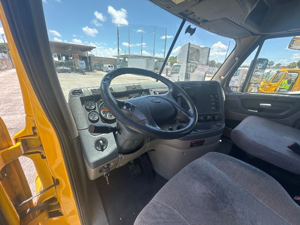 Day Cab Tractor-Heavy Duty Tractors-Freightliner-2019-Cascadia 11364ST-Medley-FL-395,804\n\t\tmiles-$ 37,250 - Image 9