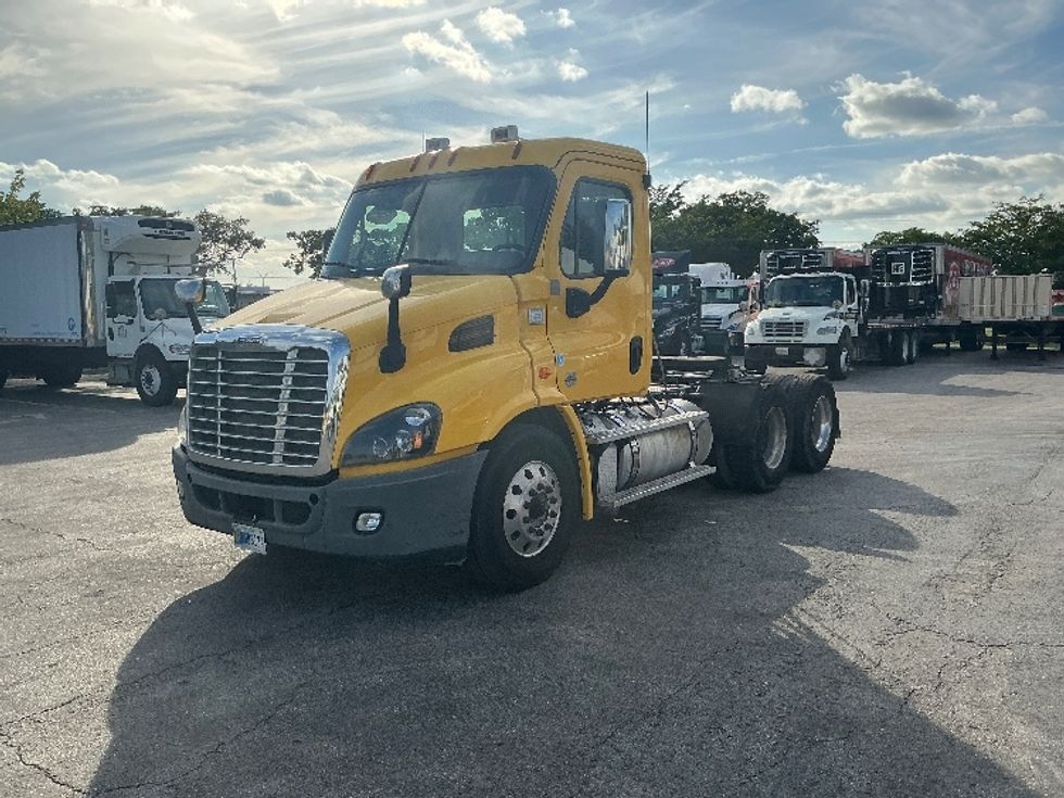 Day Cab Tractor-Heavy Duty Tractors-Freightliner-2019-Cascadia 11364ST-Medley-FL-422,542\n\t\tmiles-$ 32,500 - Image 1