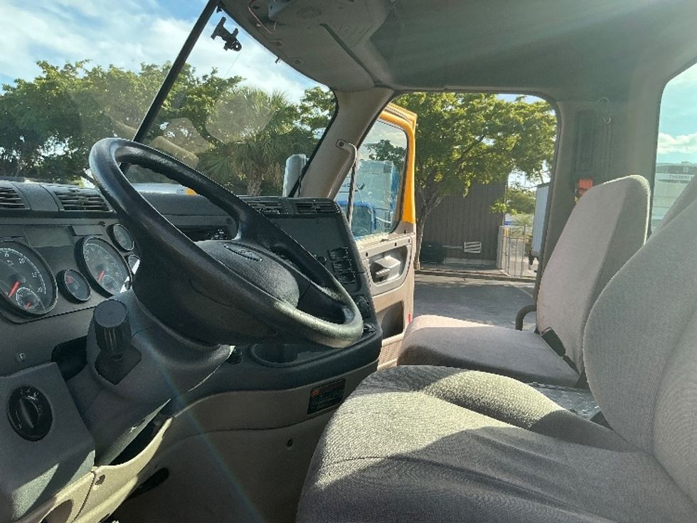 Day Cab Tractor-Heavy Duty Tractors-Freightliner-2019-Cascadia 11364ST-Medley-FL-422,542\n\t\tmiles-$ 32,500 - Image 10