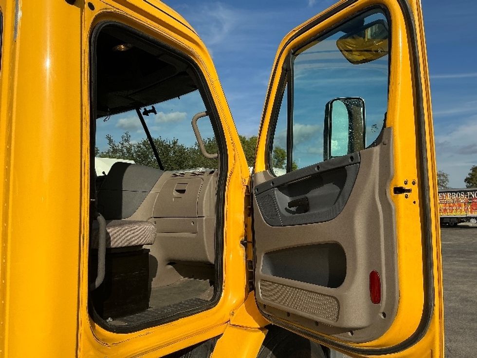 Day Cab Tractor-Heavy Duty Tractors-Freightliner-2019-Cascadia 11364ST-Medley-FL-422,542\n\t\tmiles-$ 32,500 - Image 12