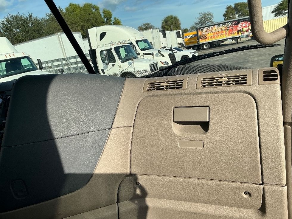 Day Cab Tractor-Heavy Duty Tractors-Freightliner-2019-Cascadia 11364ST-Medley-FL-422,542\n\t\tmiles-$ 32,500 - Image 13