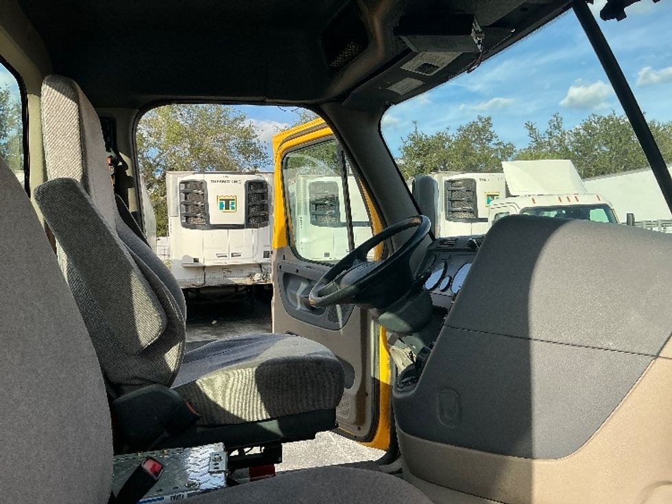 Day Cab Tractor-Heavy Duty Tractors-Freightliner-2019-Cascadia 11364ST-Medley-FL-422,542\n\t\tmiles-$ 32,500 - Image 14