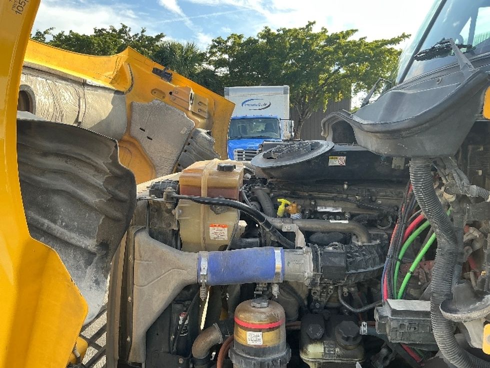 Day Cab Tractor-Heavy Duty Tractors-Freightliner-2019-Cascadia 11364ST-Medley-FL-422,542\n\t\tmiles-$ 32,500 - Image 16