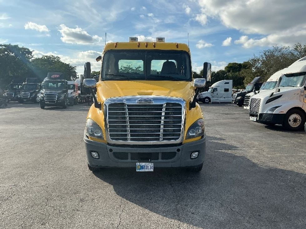 Day Cab Tractor-Heavy Duty Tractors-Freightliner-2019-Cascadia 11364ST-Medley-FL-422,542\n\t\tmiles-$ 32,500 - Image 2