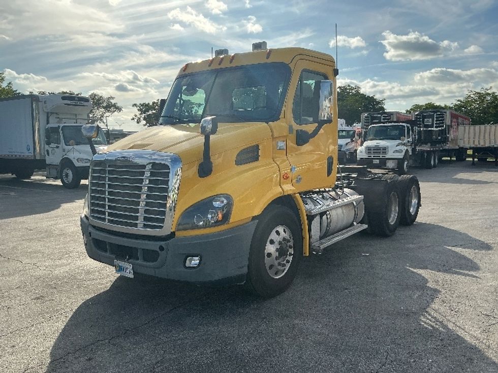 Day Cab Tractor-Heavy Duty Tractors-Freightliner-2019-Cascadia 11364ST-Medley-FL-422,542\n\t\tmiles-$ 32,500 - Image 3