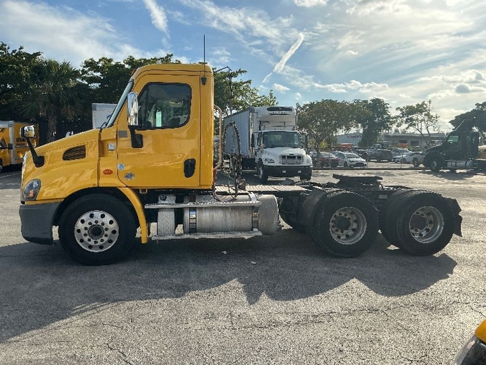 Day Cab Tractor-Heavy Duty Tractors-Freightliner-2019-Cascadia 11364ST-Medley-FL-422,542\n\t\tmiles-$ 32,500 - Image 4