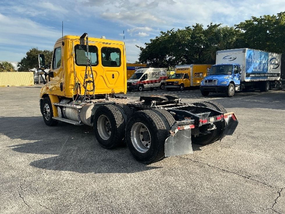 Day Cab Tractor-Heavy Duty Tractors-Freightliner-2019-Cascadia 11364ST-Medley-FL-422,542\n\t\tmiles-$ 32,500 - Image 5