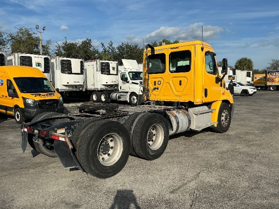 Day Cab Tractor-Heavy Duty Tractors-Freightliner-2019-Cascadia 11364ST-Medley-FL-422,542\n\t\tmiles-$ 32,500 - Image 7
