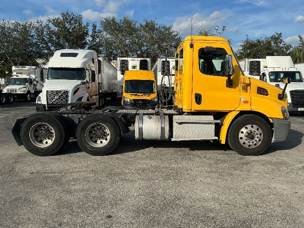 Day Cab Tractor-Heavy Duty Tractors-Freightliner-2019-Cascadia 11364ST-Medley-FL-422,542\n\t\tmiles-$ 32,500 - Image 8