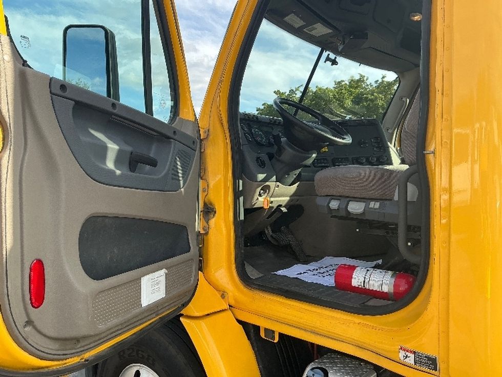 Day Cab Tractor-Heavy Duty Tractors-Freightliner-2019-Cascadia 11364ST-Medley-FL-422,542\n\t\tmiles-$ 32,500 - Image 9