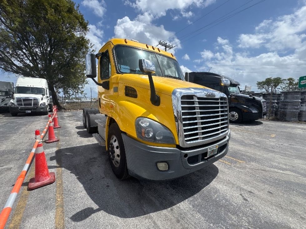 Day Cab Tractor-Heavy Duty Tractors-Freightliner-2019-Cascadia 11364ST-Medley-FL-477,000\n\t\tmiles-$ 32,500 - Image 1