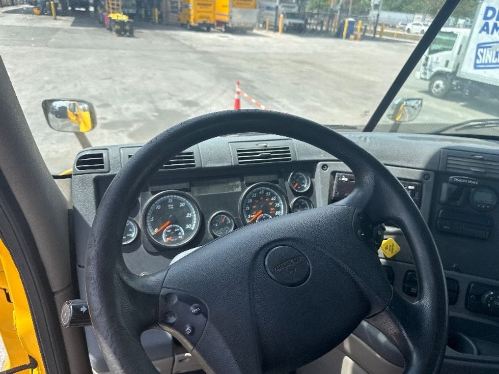 Day Cab Tractor-Heavy Duty Tractors-Freightliner-2019-Cascadia 11364ST-Medley-FL-477,000\n\t\tmiles-$ 32,500 - Image 11
