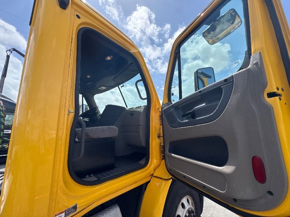Day Cab Tractor-Heavy Duty Tractors-Freightliner-2019-Cascadia 11364ST-Medley-FL-477,000\n\t\tmiles-$ 32,500 - Image 12