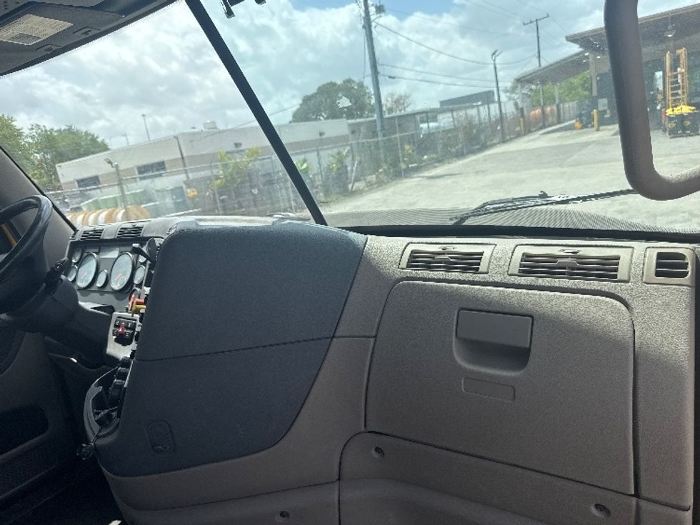 Day Cab Tractor-Heavy Duty Tractors-Freightliner-2019-Cascadia 11364ST-Medley-FL-477,000\n\t\tmiles-$ 32,500 - Image 13