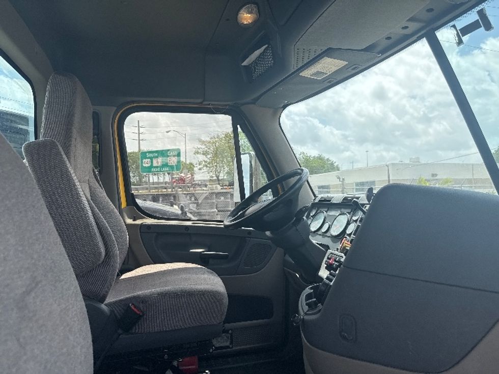 Day Cab Tractor-Heavy Duty Tractors-Freightliner-2019-Cascadia 11364ST-Medley-FL-477,000\n\t\tmiles-$ 32,500 - Image 14