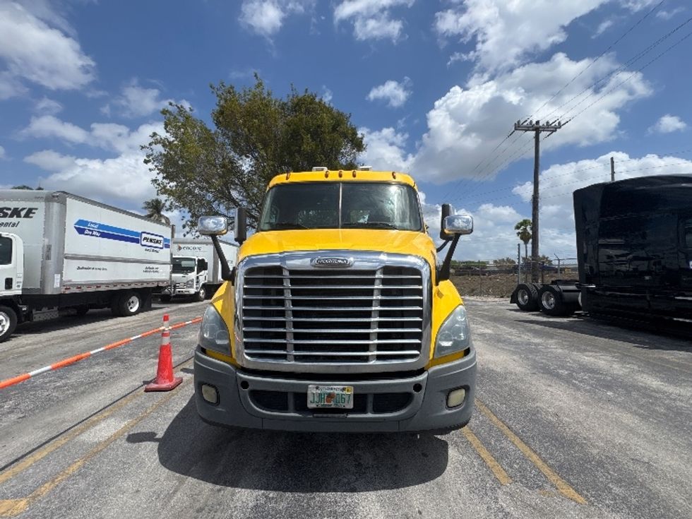 Day Cab Tractor-Heavy Duty Tractors-Freightliner-2019-Cascadia 11364ST-Medley-FL-477,000\n\t\tmiles-$ 32,500 - Image 2