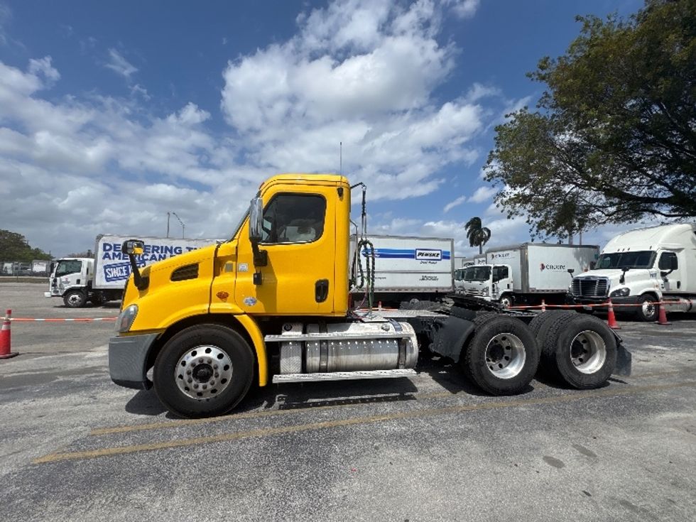 Day Cab Tractor-Heavy Duty Tractors-Freightliner-2019-Cascadia 11364ST-Medley-FL-477,000\n\t\tmiles-$ 32,500 - Image 4