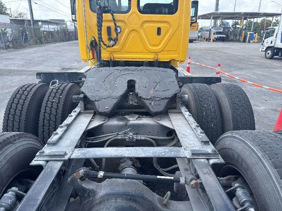 Day Cab Tractor-Heavy Duty Tractors-Freightliner-2019-Cascadia 11364ST-Medley-FL-477,000\n\t\tmiles-$ 32,500 - Image 6