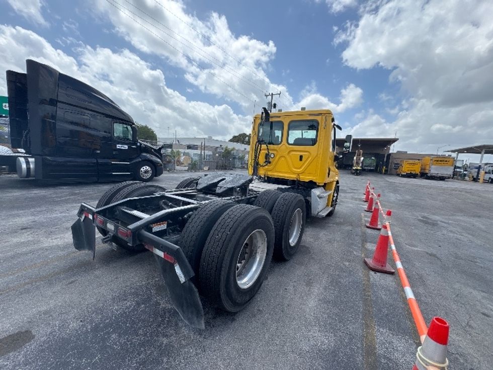 Day Cab Tractor-Heavy Duty Tractors-Freightliner-2019-Cascadia 11364ST-Medley-FL-477,000\n\t\tmiles-$ 32,500 - Image 7