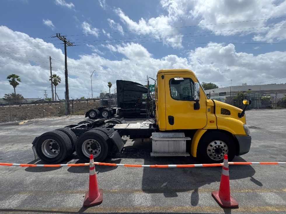 Day Cab Tractor-Heavy Duty Tractors-Freightliner-2019-Cascadia 11364ST-Medley-FL-477,000\n\t\tmiles-$ 32,500 - Image 8