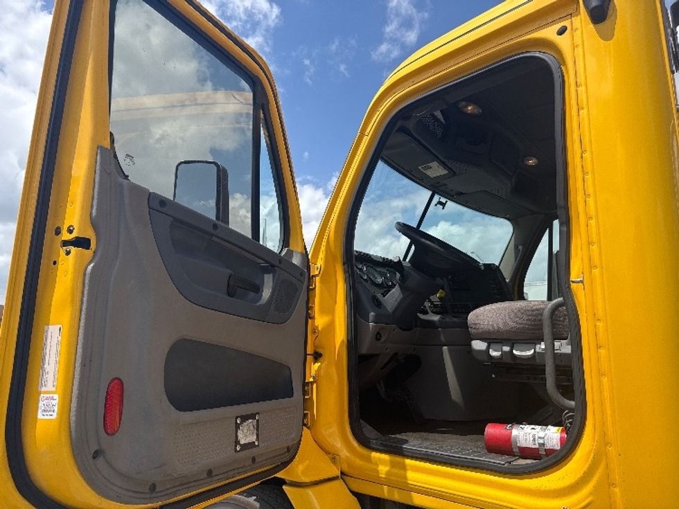Day Cab Tractor-Heavy Duty Tractors-Freightliner-2019-Cascadia 11364ST-Medley-FL-477,000\n\t\tmiles-$ 32,500 - Image 9