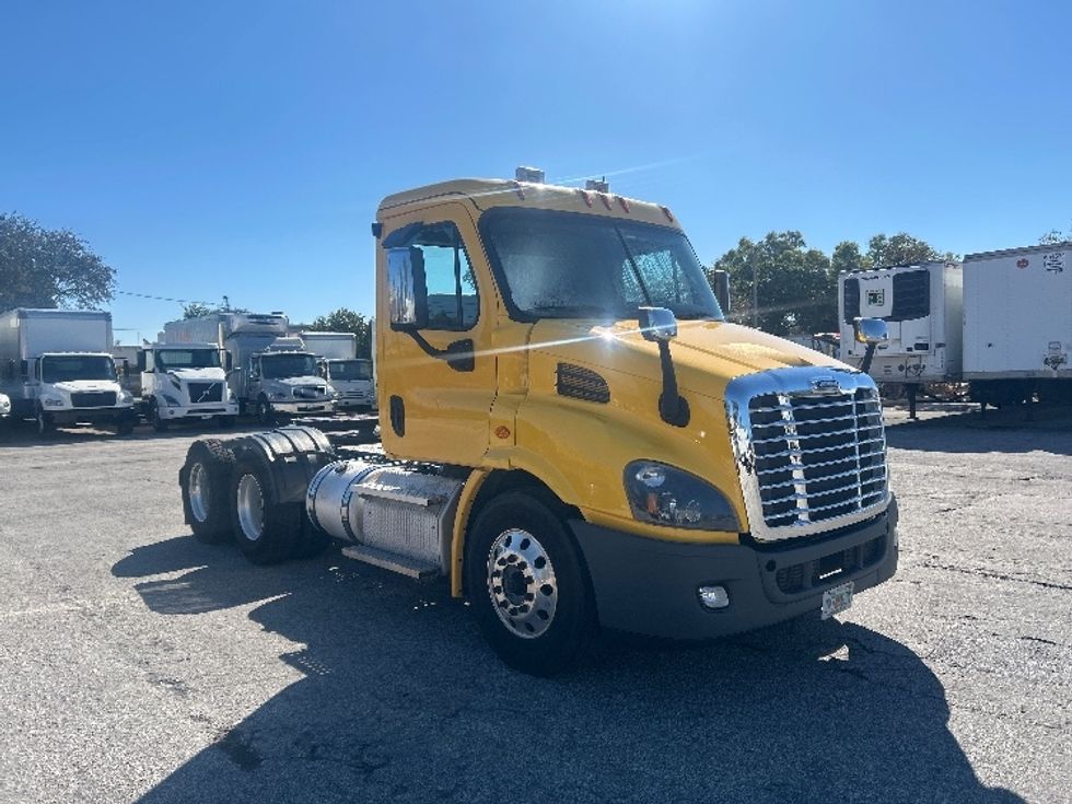 Day Cab Tractor-Heavy Duty Tractors-Freightliner-2019-Cascadia 11364ST-Medley-FL-487,495\n\t\tmiles-$ 27,750 - Image 1