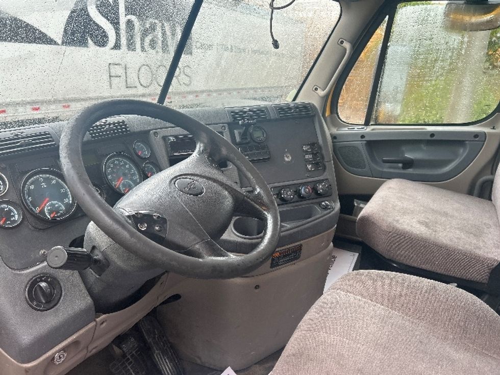 Day Cab Tractor-Heavy Duty Tractors-Freightliner-2019-Cascadia 11364ST-Medley-FL-487,495\n\t\tmiles-$ 27,750 - Image 10