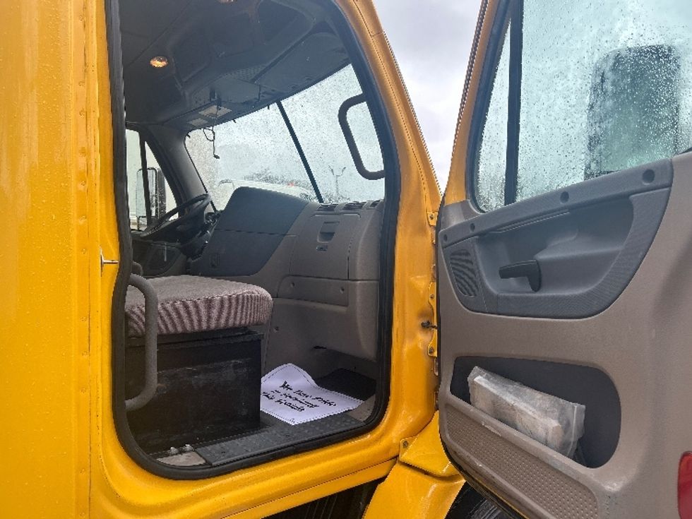 Day Cab Tractor-Heavy Duty Tractors-Freightliner-2019-Cascadia 11364ST-Medley-FL-487,495\n\t\tmiles-$ 27,750 - Image 12