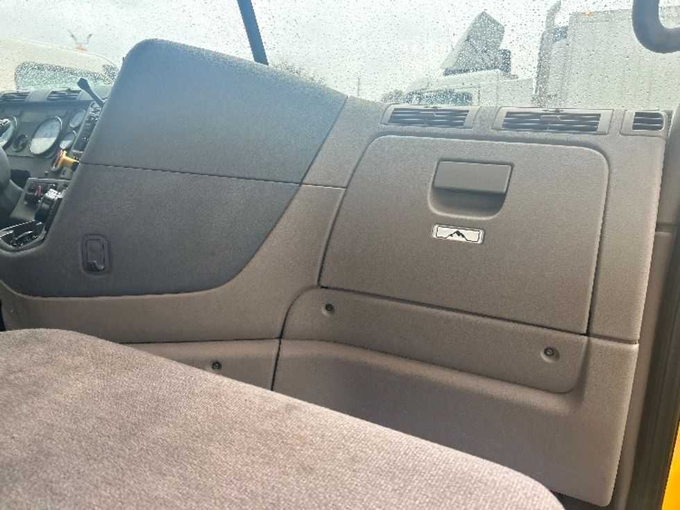 Day Cab Tractor-Heavy Duty Tractors-Freightliner-2019-Cascadia 11364ST-Medley-FL-487,495\n\t\tmiles-$ 27,750 - Image 13