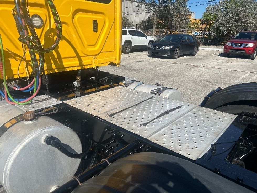 Day Cab Tractor-Heavy Duty Tractors-Freightliner-2019-Cascadia 11364ST-Medley-FL-487,495\n\t\tmiles-$ 27,750 - Image 16