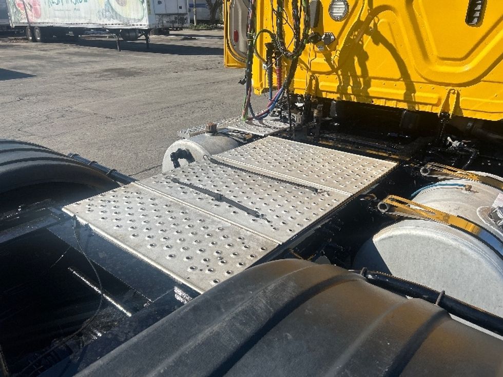 Day Cab Tractor-Heavy Duty Tractors-Freightliner-2019-Cascadia 11364ST-Medley-FL-487,495\n\t\tmiles-$ 27,750 - Image 17