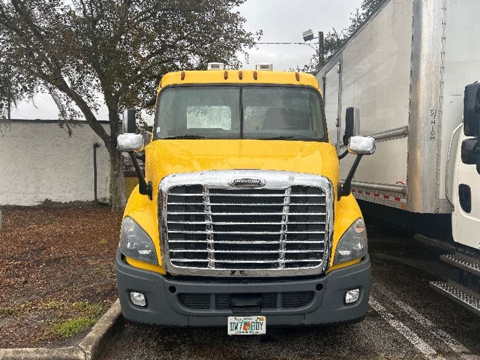 Day Cab Tractor-Heavy Duty Tractors-Freightliner-2019-Cascadia 11364ST-Medley-FL-487,495\n\t\tmiles-$ 27,750 - Image 2