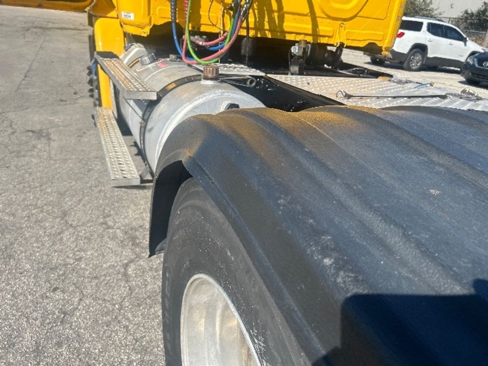 Day Cab Tractor-Heavy Duty Tractors-Freightliner-2019-Cascadia 11364ST-Medley-FL-487,495\n\t\tmiles-$ 27,750 - Image 21