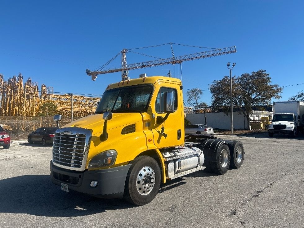 Day Cab Tractor-Heavy Duty Tractors-Freightliner-2019-Cascadia 11364ST-Medley-FL-487,495\n\t\tmiles-$ 27,750 - Image 3