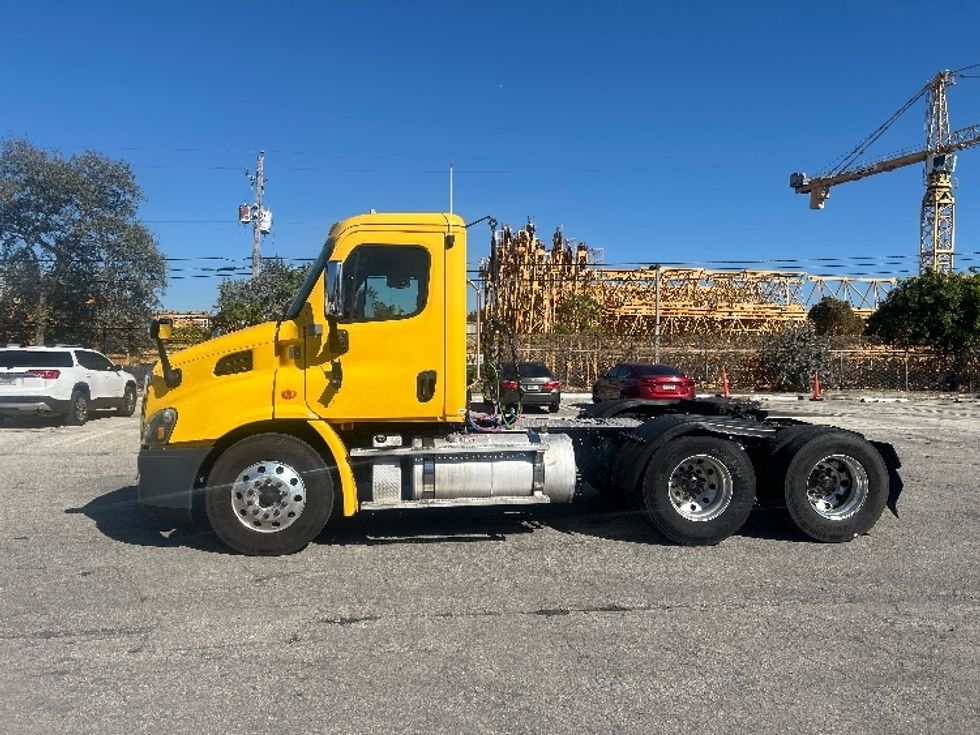 Day Cab Tractor-Heavy Duty Tractors-Freightliner-2019-Cascadia 11364ST-Medley-FL-487,495\n\t\tmiles-$ 27,750 - Image 4