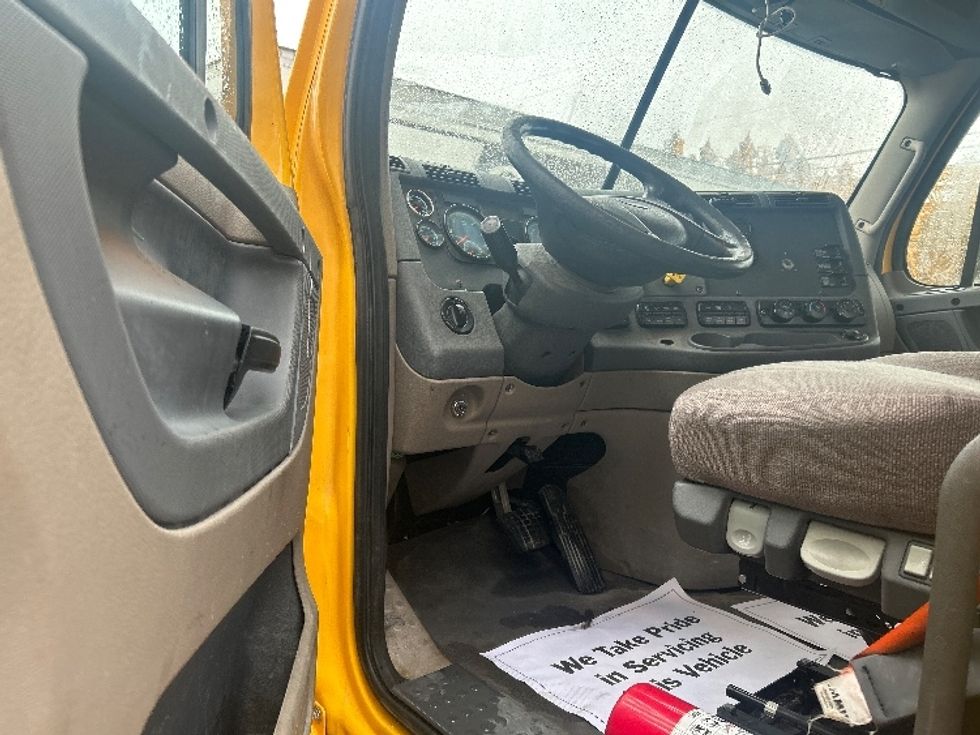 Day Cab Tractor-Heavy Duty Tractors-Freightliner-2019-Cascadia 11364ST-Medley-FL-487,495\n\t\tmiles-$ 27,750 - Image 9