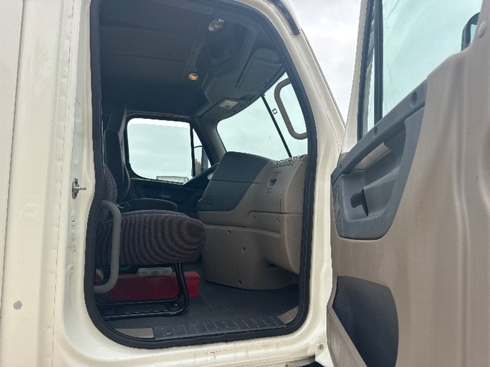 Day Cab Tractor-Heavy Duty Tractors-Freightliner-2019-Cascadia 11364ST-Memphis-TN-118,000\n\t\tmiles-$ 53,000 - Image 12