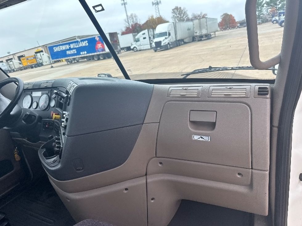 Day Cab Tractor-Heavy Duty Tractors-Freightliner-2019-Cascadia 11364ST-Memphis-TN-118,000\n\t\tmiles-$ 53,000 - Image 13