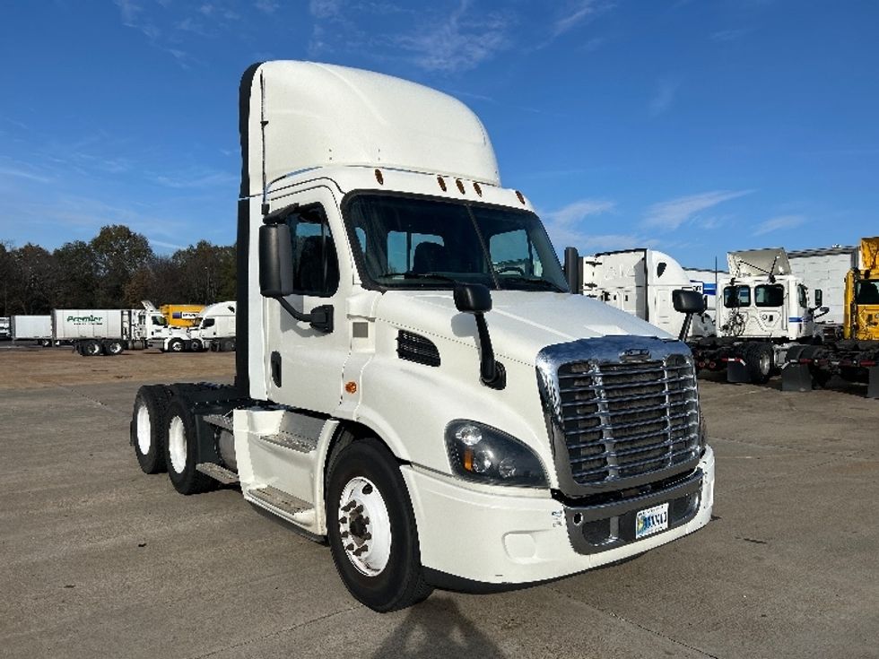 Day Cab Tractor-Heavy Duty Tractors-Freightliner-2019-Cascadia 11364ST-Memphis-TN-121,389\n\t\tmiles-$ 53,000 - Image 1