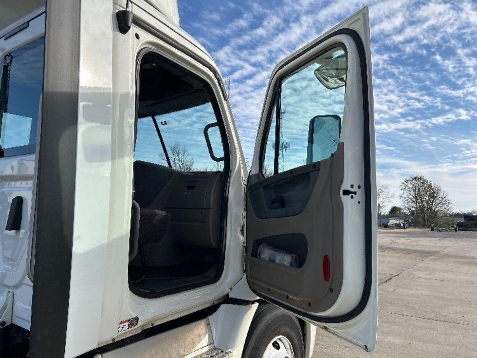 Day Cab Tractor-Heavy Duty Tractors-Freightliner-2019-Cascadia 11364ST-Memphis-TN-121,389\n\t\tmiles-$ 53,000 - Image 12