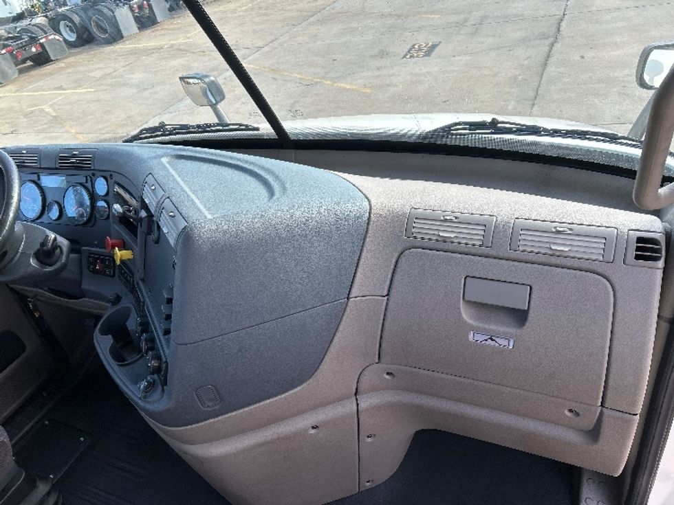 Day Cab Tractor-Heavy Duty Tractors-Freightliner-2019-Cascadia 11364ST-Memphis-TN-121,389\n\t\tmiles-$ 53,000 - Image 13