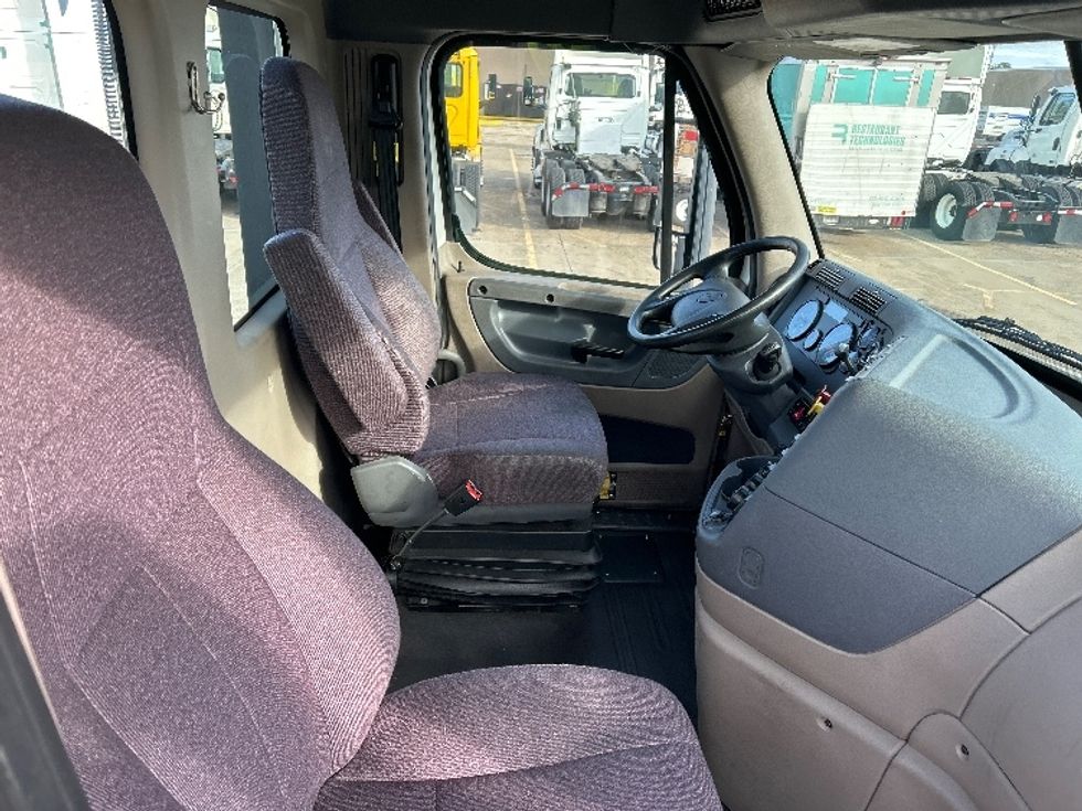 Day Cab Tractor-Heavy Duty Tractors-Freightliner-2019-Cascadia 11364ST-Memphis-TN-121,389\n\t\tmiles-$ 53,000 - Image 14