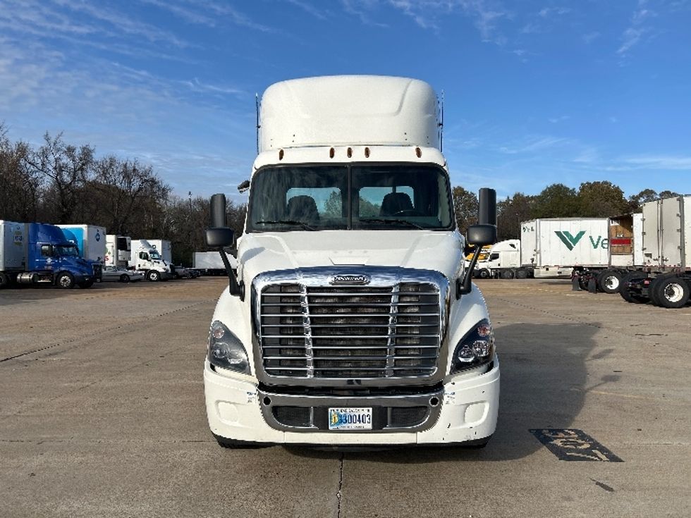 Day Cab Tractor-Heavy Duty Tractors-Freightliner-2019-Cascadia 11364ST-Memphis-TN-121,389\n\t\tmiles-$ 53,000 - Image 2