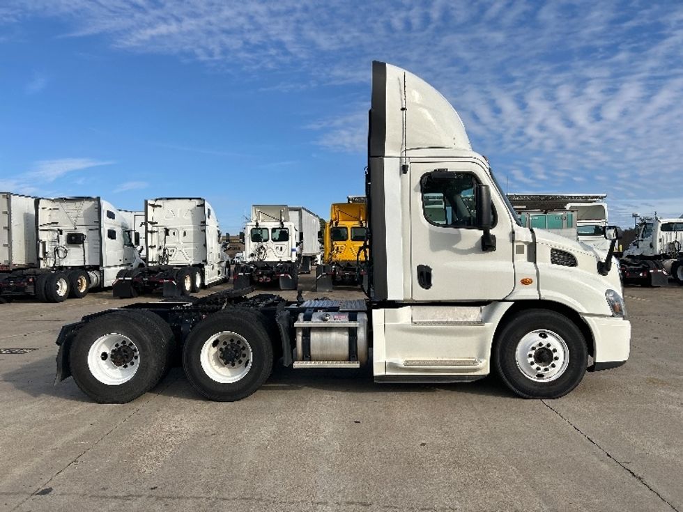 Day Cab Tractor-Heavy Duty Tractors-Freightliner-2019-Cascadia 11364ST-Memphis-TN-121,389\n\t\tmiles-$ 53,000 - Image 8